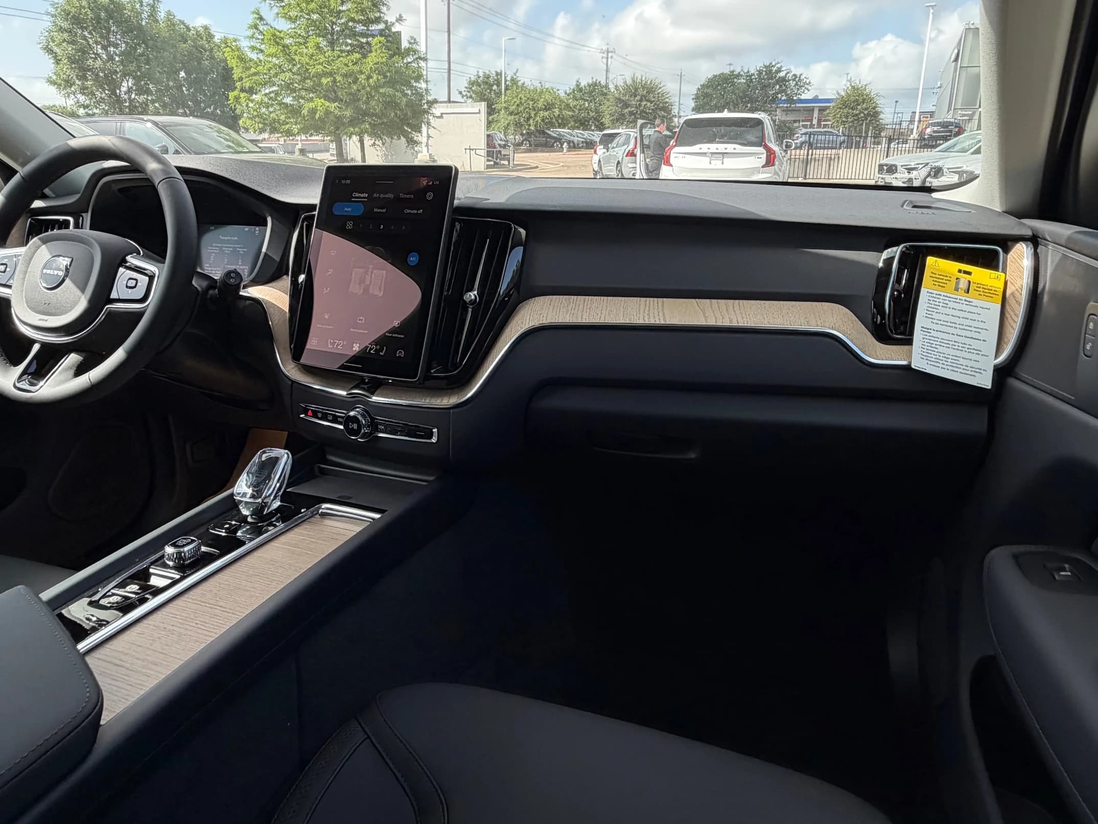 Volvo XC60 Plug-In Hybrid Plus T8 AWD 2026 — side view