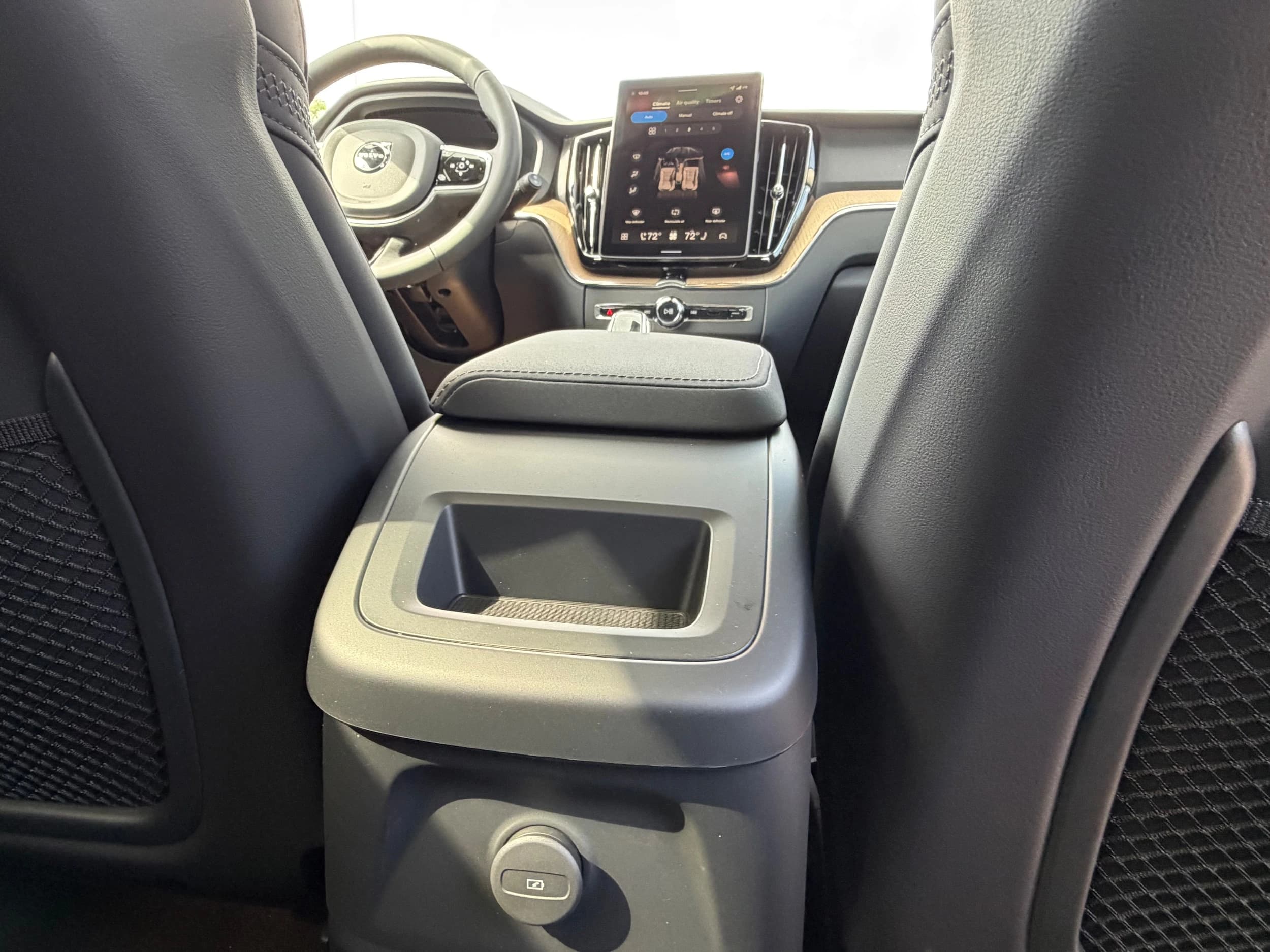 Volvo XC60 Plug-In Hybrid Plus T8 AWD 2026 — side view