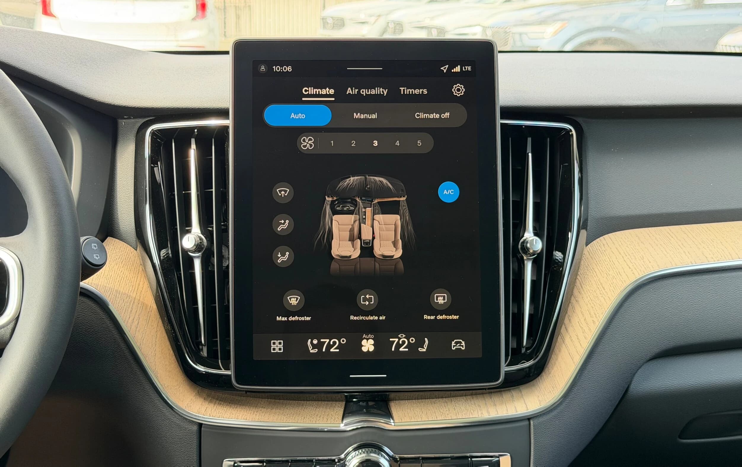 Volvo XC60 Plug-In Hybrid Plus T8 AWD 2026 — side view