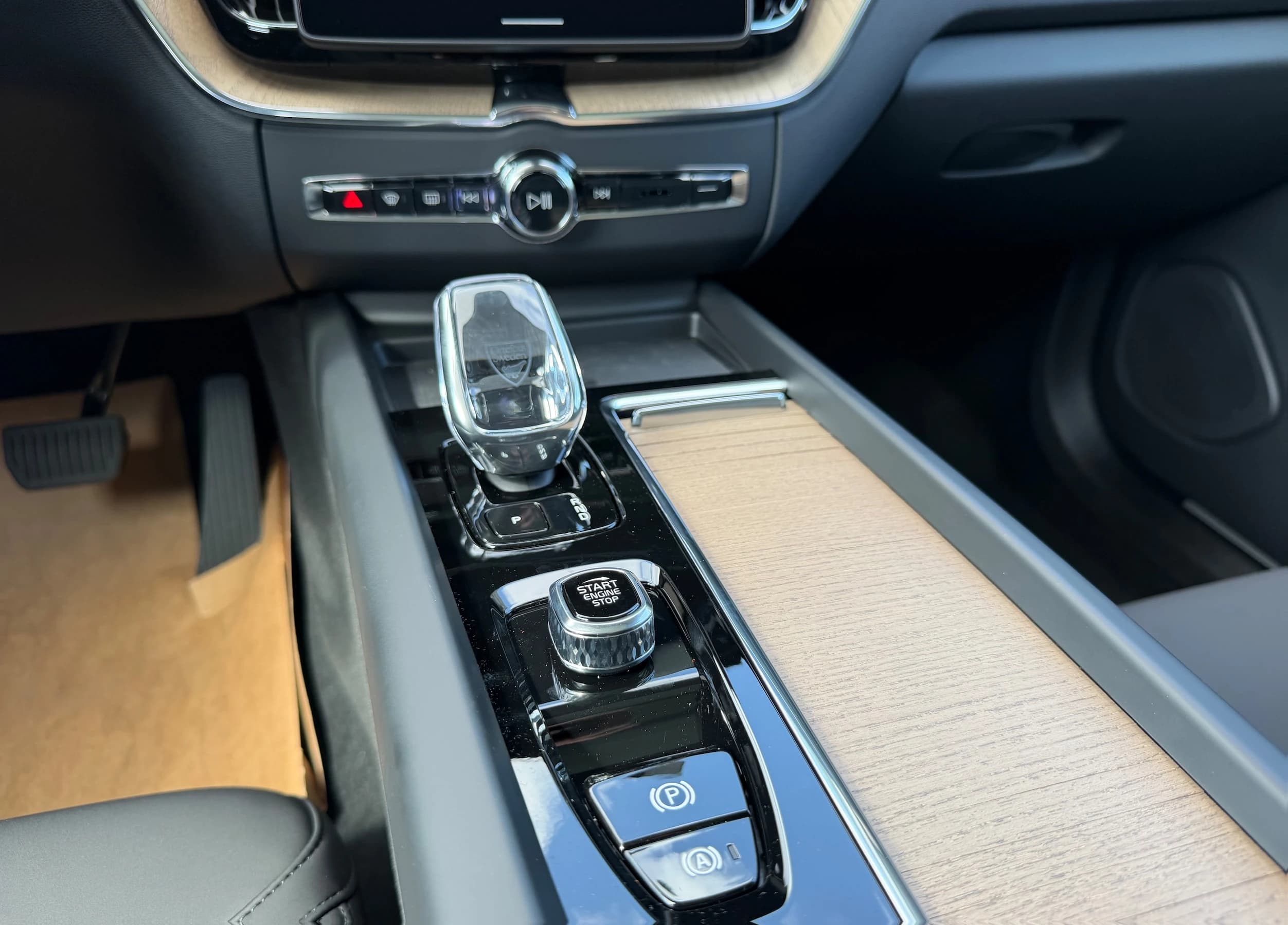 Volvo XC60 Plug-In Hybrid Plus T8 AWD 2026 — side view