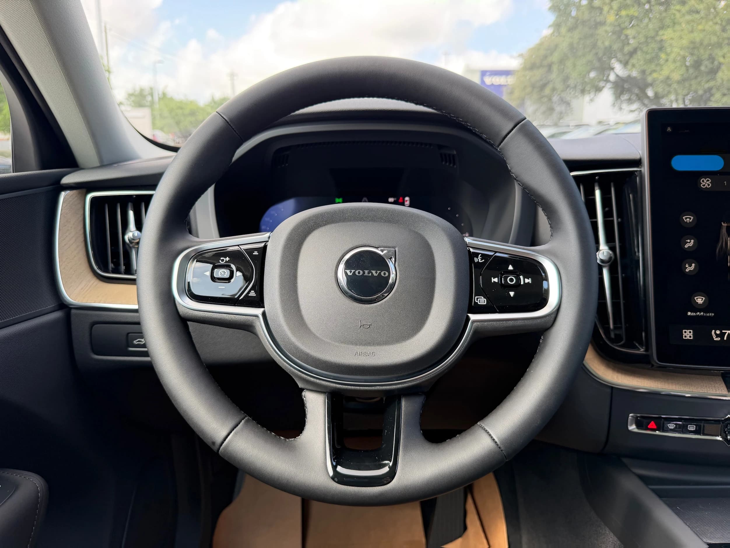 Volvo XC60 Plug-In Hybrid Plus T8 AWD 2026 — side view