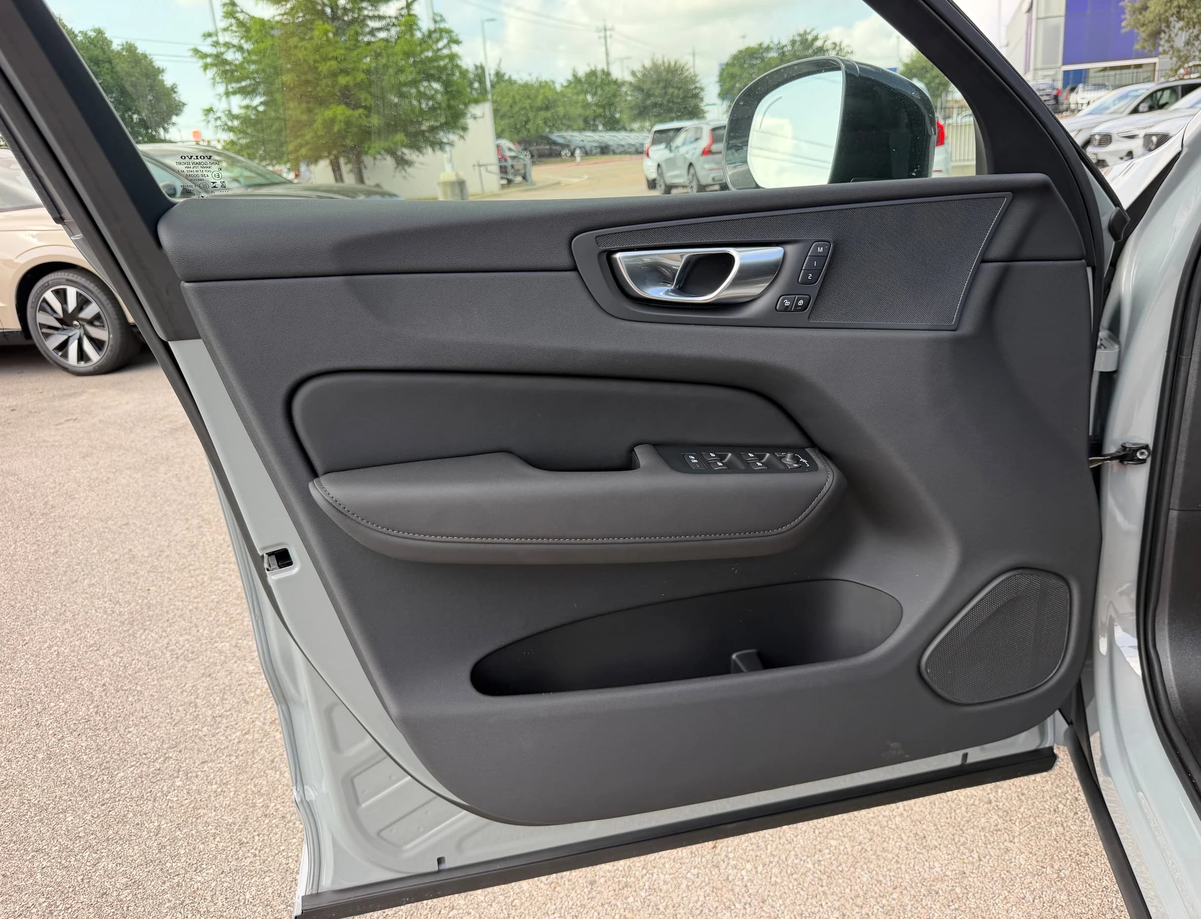 Volvo XC60 Plug-In Hybrid Plus T8 AWD 2026 — side view
