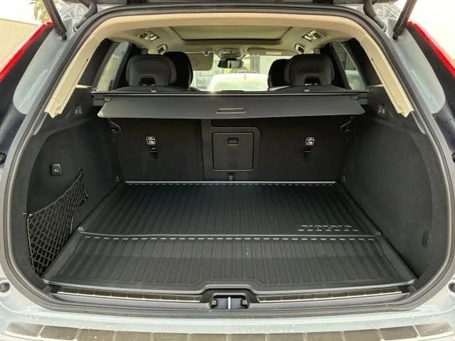 Volvo XC60 Plug-In Hybrid Plus T8 AWD 2026 — side view