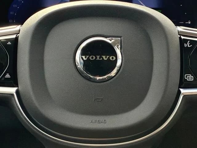 Volvo XC60 Plug-In Hybrid Plus T8 AWD 2026 — side view