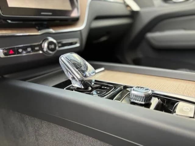 Volvo XC60 Plug-In Hybrid Plus T8 AWD 2026 — side view