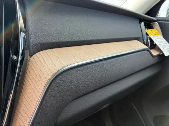 Volvo XC60 Plug-In Hybrid Plus T8 AWD 2026 — side view