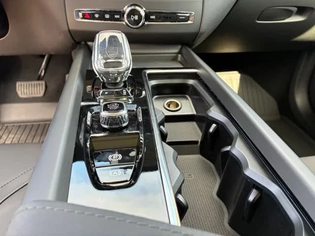 Volvo XC60 Plug-In Hybrid Plus T8 AWD 2026 — side view