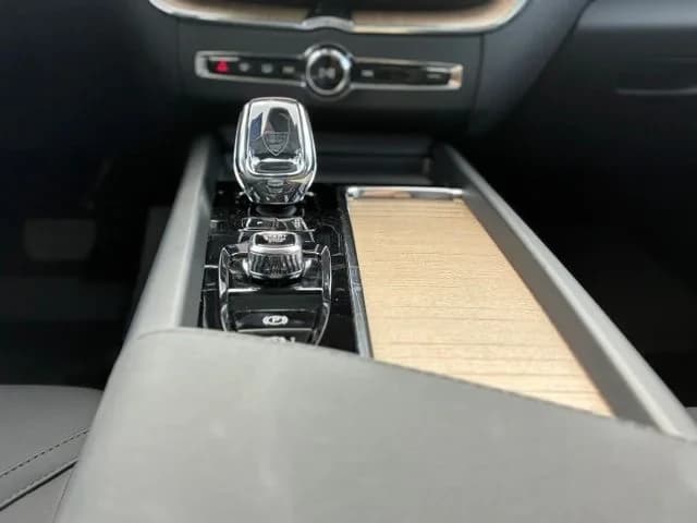 Volvo XC60 Plug-In Hybrid Plus T8 AWD 2026 — side view