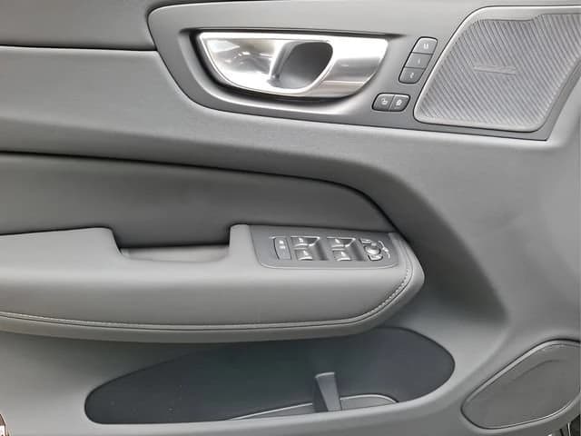 Volvo XC60 Plug-In Hybrid Plus T8 AWD 2026 — side view