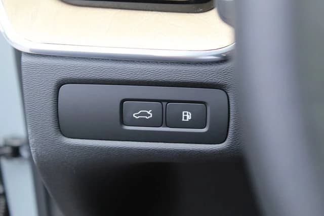Volvo XC60 Plug-In Hybrid Plus T8 AWD 2026 — side view