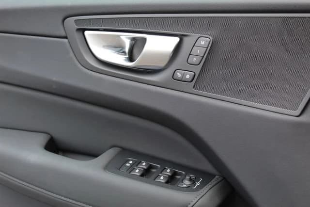 Volvo XC60 Plug-In Hybrid Plus T8 AWD 2026 — side view