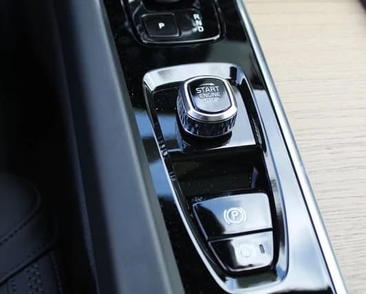 Volvo XC60 Plug-In Hybrid Plus T8 AWD 2026 — side view