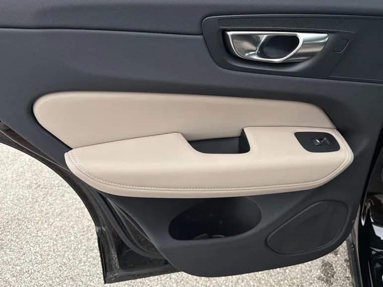 Volvo XC60 Plug-In Hybrid Plus T8 AWD 2026 — side view