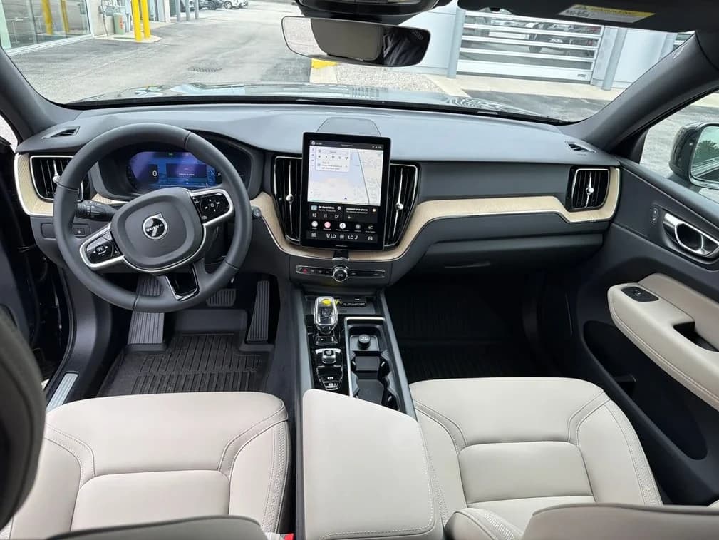 Volvo XC60 Plug-In Hybrid Plus T8 AWD 2026 — side view