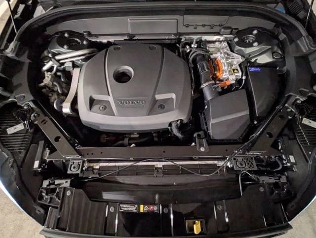 Volvo XC60 Plug-In Hybrid Core T8 AWD 2026 — side view