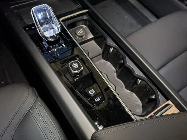 Volvo XC60 Plug-In Hybrid Core T8 AWD 2026 — side view