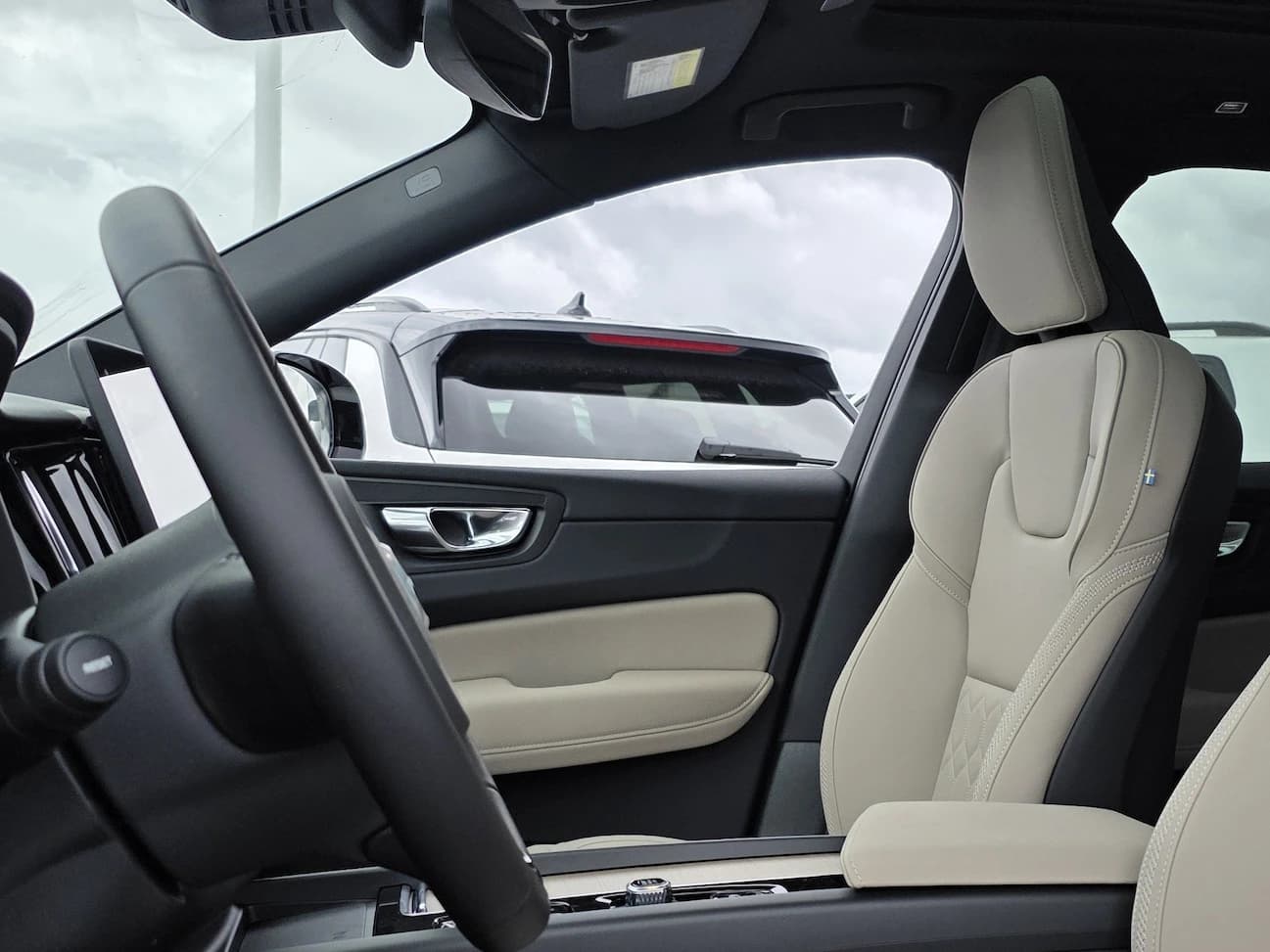 Volvo XC60 Plug-In Hybrid Core T8 AWD 2026 — side view