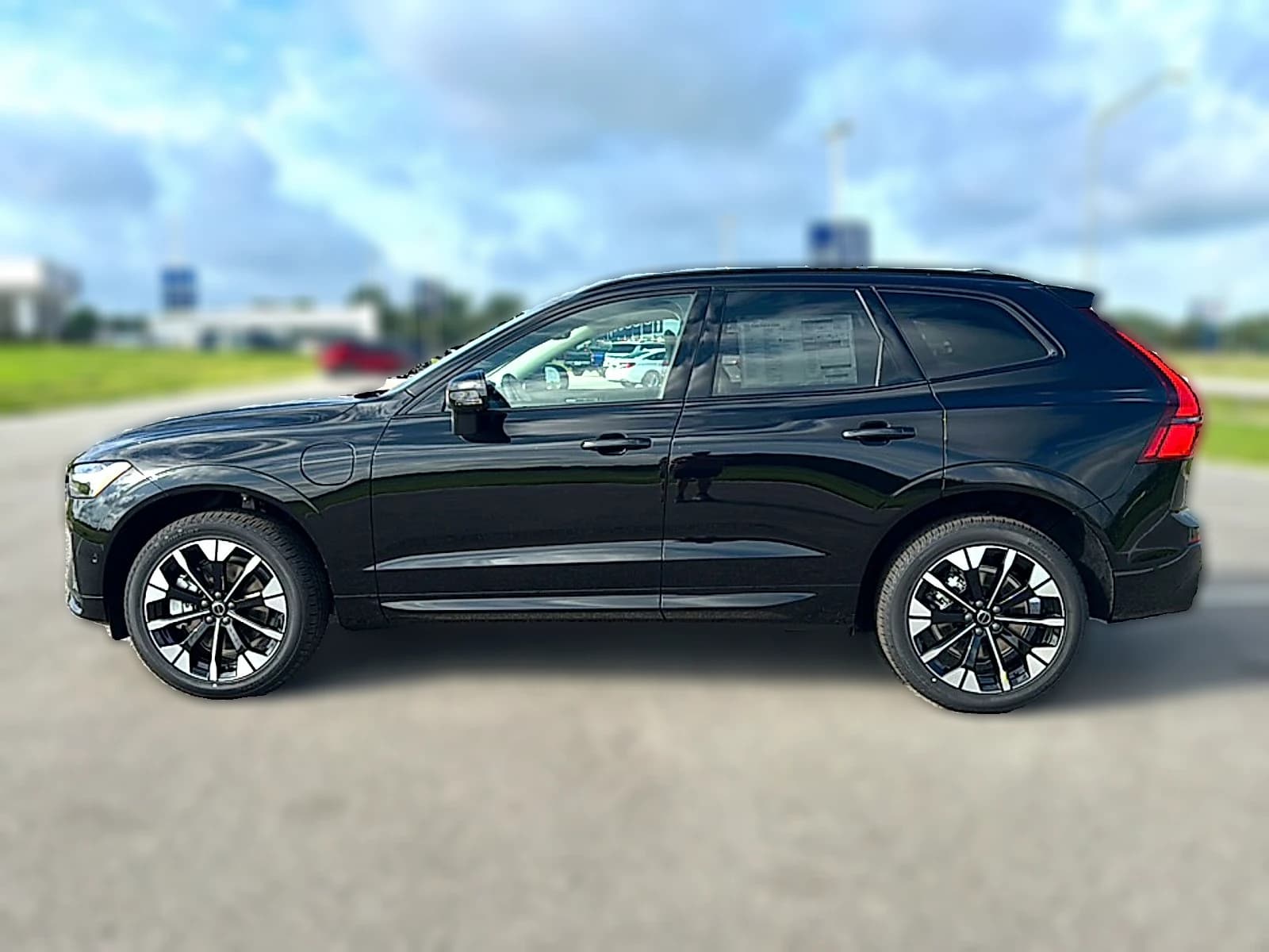 Volvo XC60 Plug-In Hybrid Ultra T8 AWD 2026 — side view