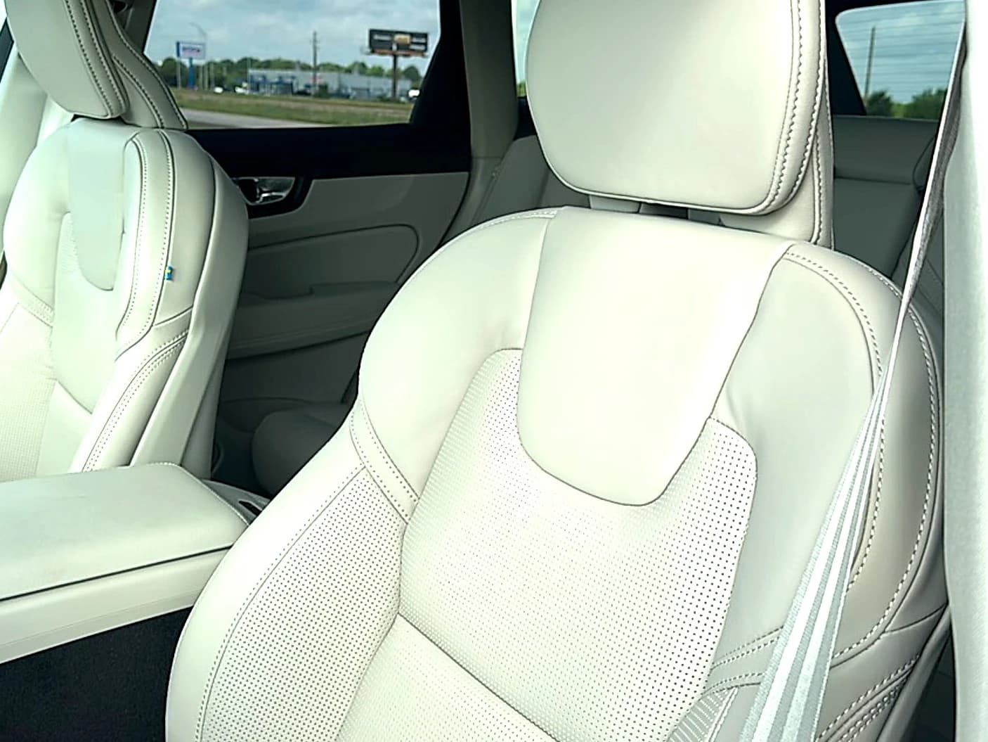 Volvo XC60 Plug-In Hybrid Ultra T8 AWD 2026 — side view