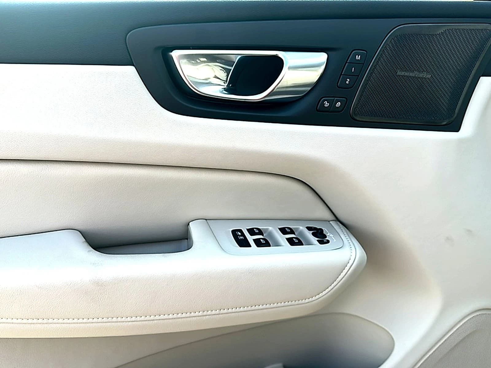 Volvo XC60 Plug-In Hybrid Ultra T8 AWD 2026 — side view