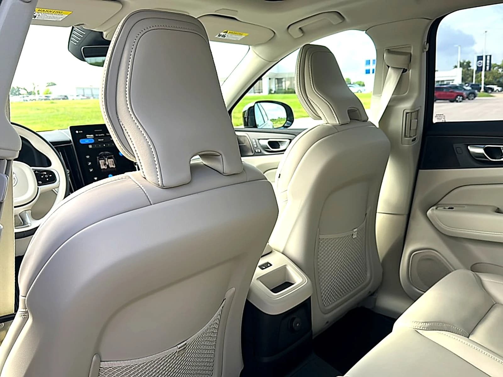 Volvo XC60 Plug-In Hybrid Ultra T8 AWD 2026 — side view