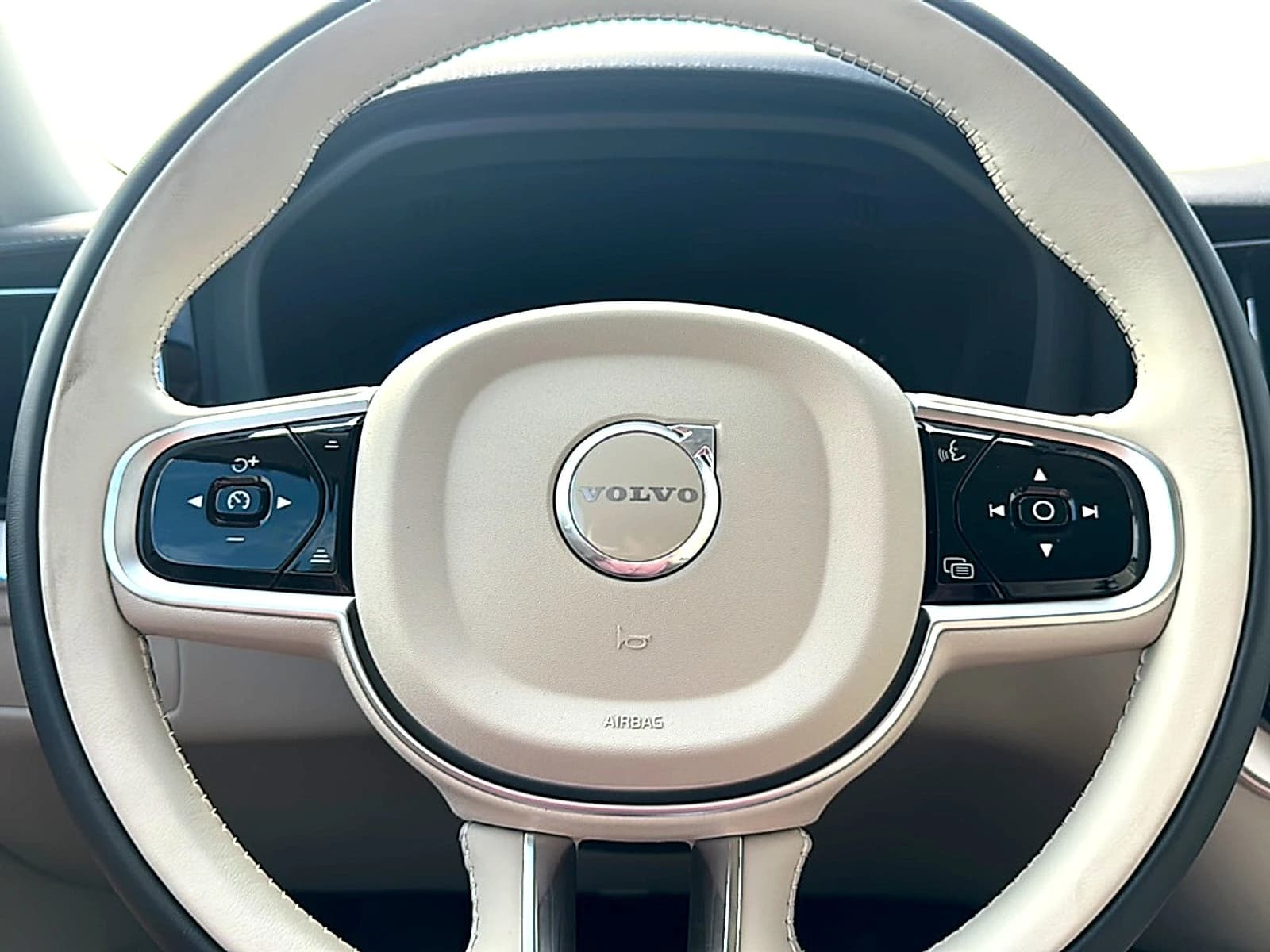 Volvo XC60 Plug-In Hybrid Ultra T8 AWD 2026 — side view