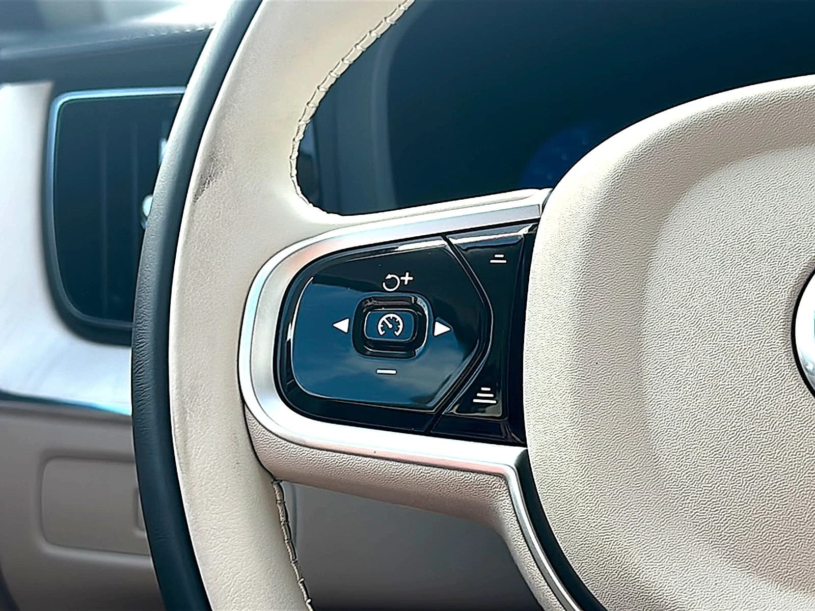 Volvo XC60 Plug-In Hybrid Ultra T8 AWD 2026 — side view
