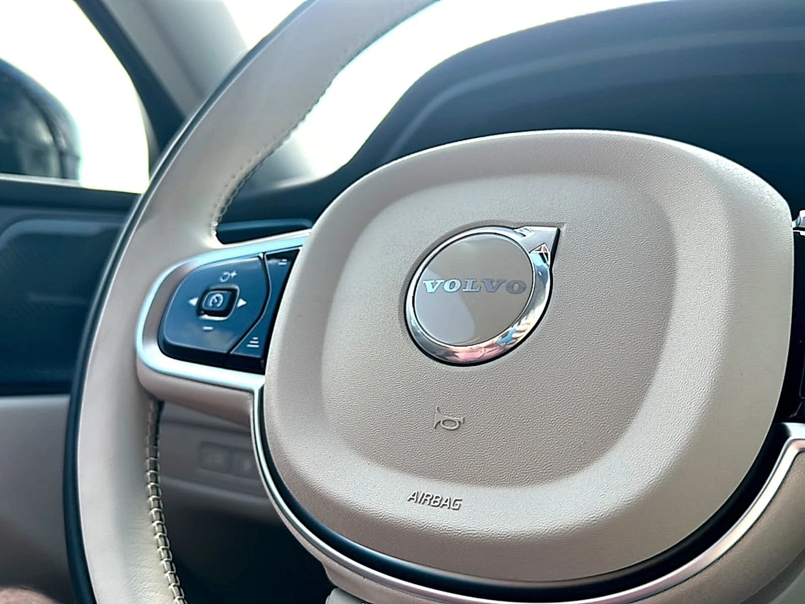 Volvo XC60 Plug-In Hybrid Ultra T8 AWD 2026 — side view