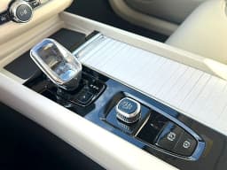 Volvo XC60 Plug-In Hybrid Ultra T8 AWD 2026 — side view