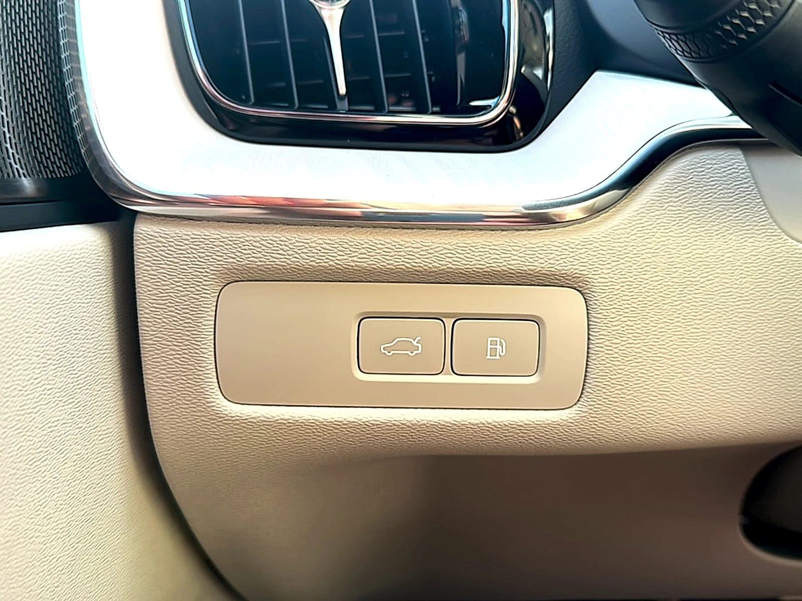 Volvo XC60 Plug-In Hybrid Ultra T8 AWD 2026 — side view