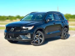 Volvo XC40 Core B4 FWD 2026 — side view