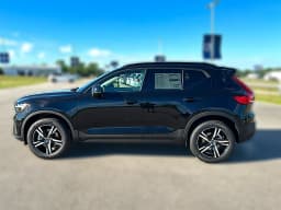 Volvo XC40 Core B4 FWD 2026 — side view