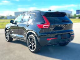 Volvo XC40 Core B4 FWD 2026 — side view