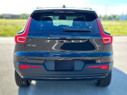 Volvo XC40 Core B4 FWD 2026 — side view