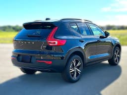 Volvo XC40 Core B4 FWD 2026 — side view