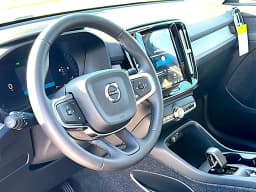Volvo XC40 Core B4 FWD 2026 — side view