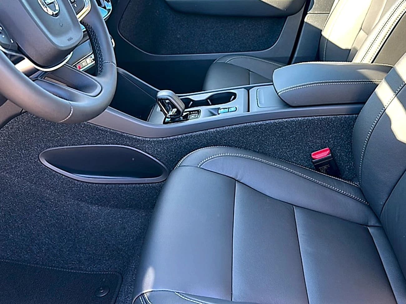 Volvo XC40 Core B4 FWD 2026 — side view