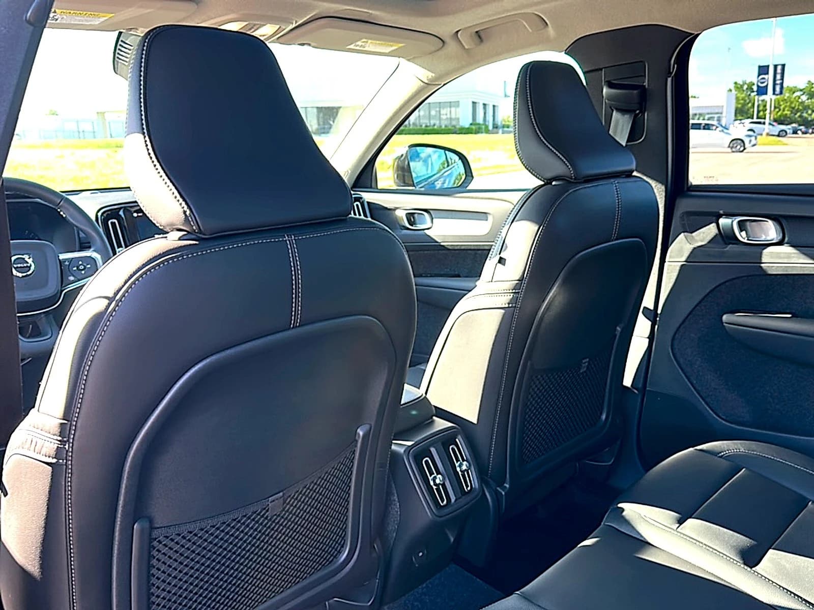 Volvo XC40 Core B4 FWD 2026 — side view