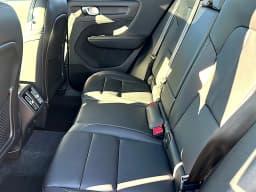 Volvo XC40 Core B4 FWD 2026 — side view
