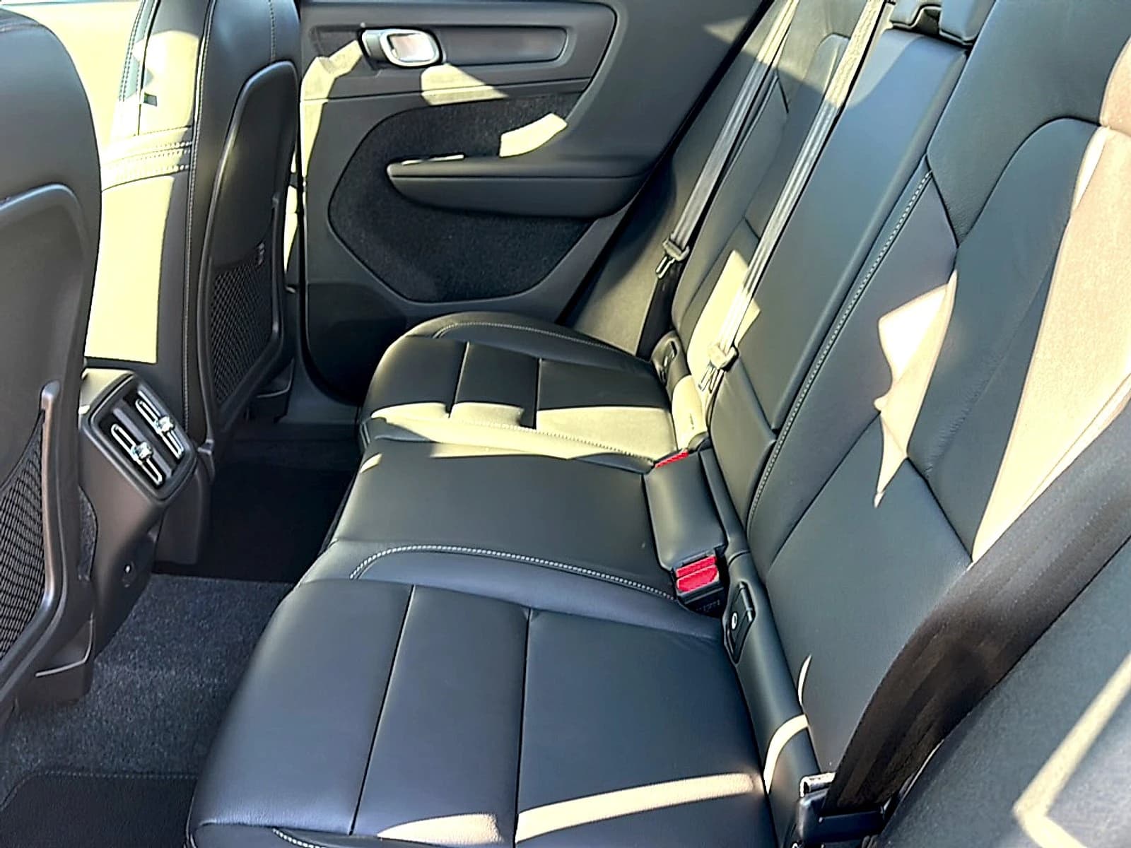 Volvo XC40 Core B4 FWD 2026 — side view