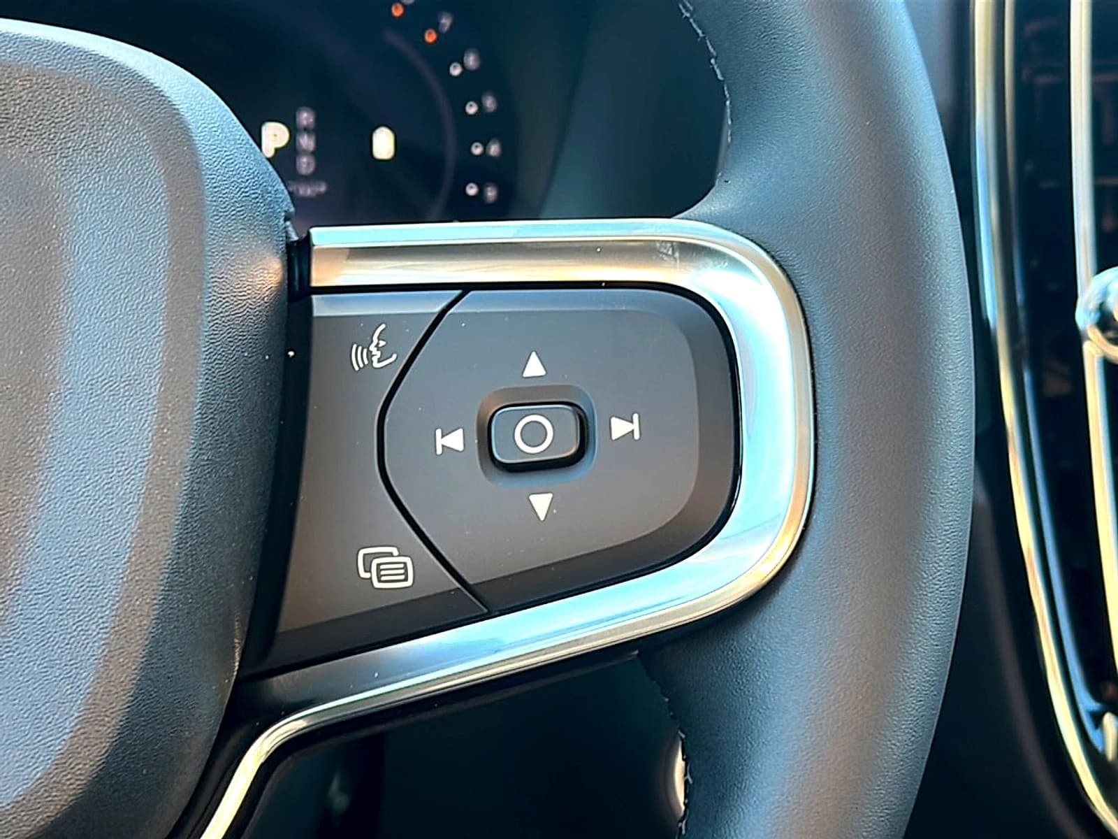 Volvo XC40 Core B4 FWD 2026 — side view