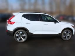 Volvo XC40 Plus B5 AWD 2026 — side view