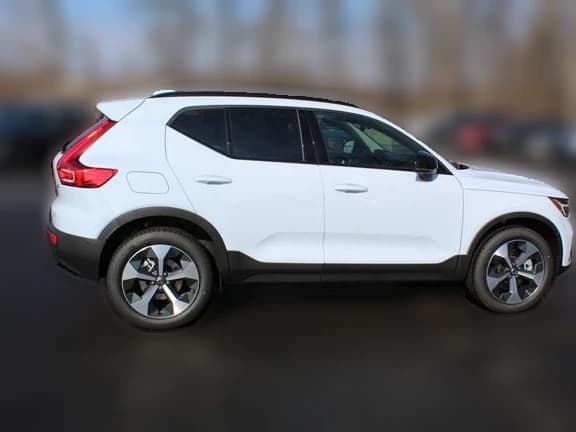 Volvo XC40 Plus B5 AWD 2026 — side view