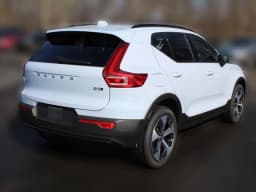 Volvo XC40 Plus B5 AWD 2026 — side view