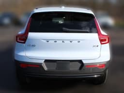 Volvo XC40 Plus B5 AWD 2026 — side view