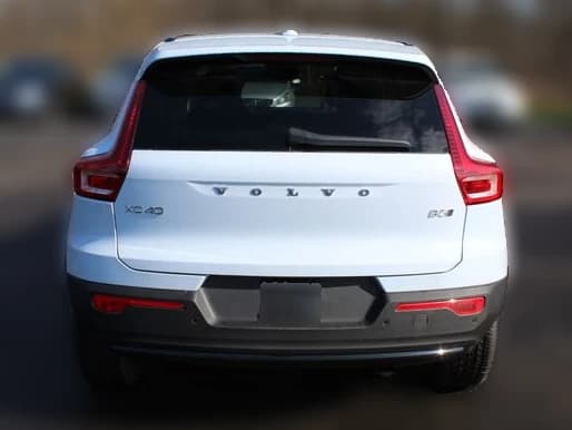 Volvo XC40 Plus B5 AWD 2026 — side view