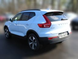 Volvo XC40 Plus B5 AWD 2026 — side view