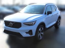 Volvo XC40 Plus B5 AWD 2026 — side view