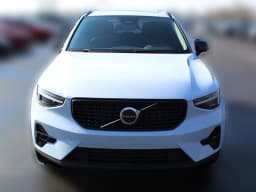 Volvo XC40 Plus B5 AWD 2026 — side view
