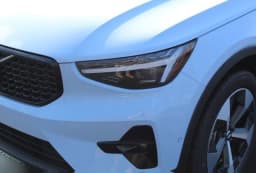Volvo XC40 Plus B5 AWD 2026 — side view